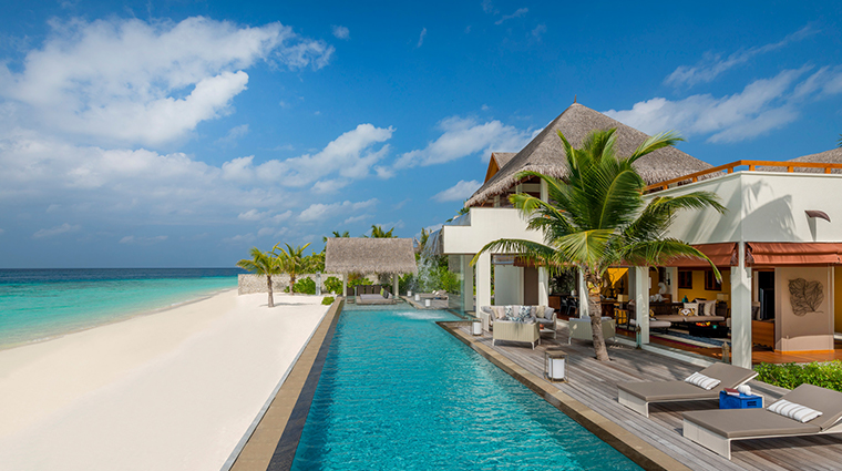four seasons resort maldives at landaa giraavaru beachfront pool