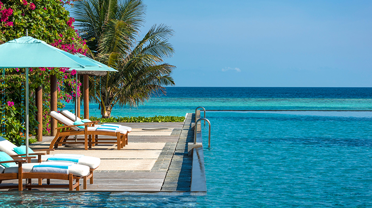 four seasons resort maldives at landaa giraavaru pool