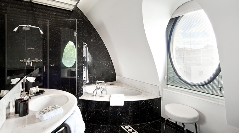 Property COMOTheHalkinLondon Hotel GuestroomSuite BelgraviaSuiteBathroom TheCOMOGroup